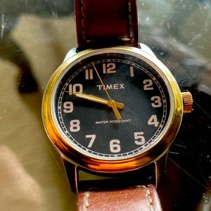 Timex Field quartz watch with gold(plated) bezel and crown. Arabic numerals.